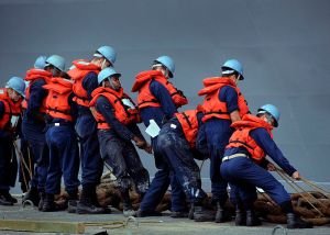042_The_Deck_Department_Sailors_assigned_to_the_amphibious_command_ship_USS_Blue_Ridge_(LCC_19)_fake_out_three_shots_of_the_starboard_side_anchor_chain